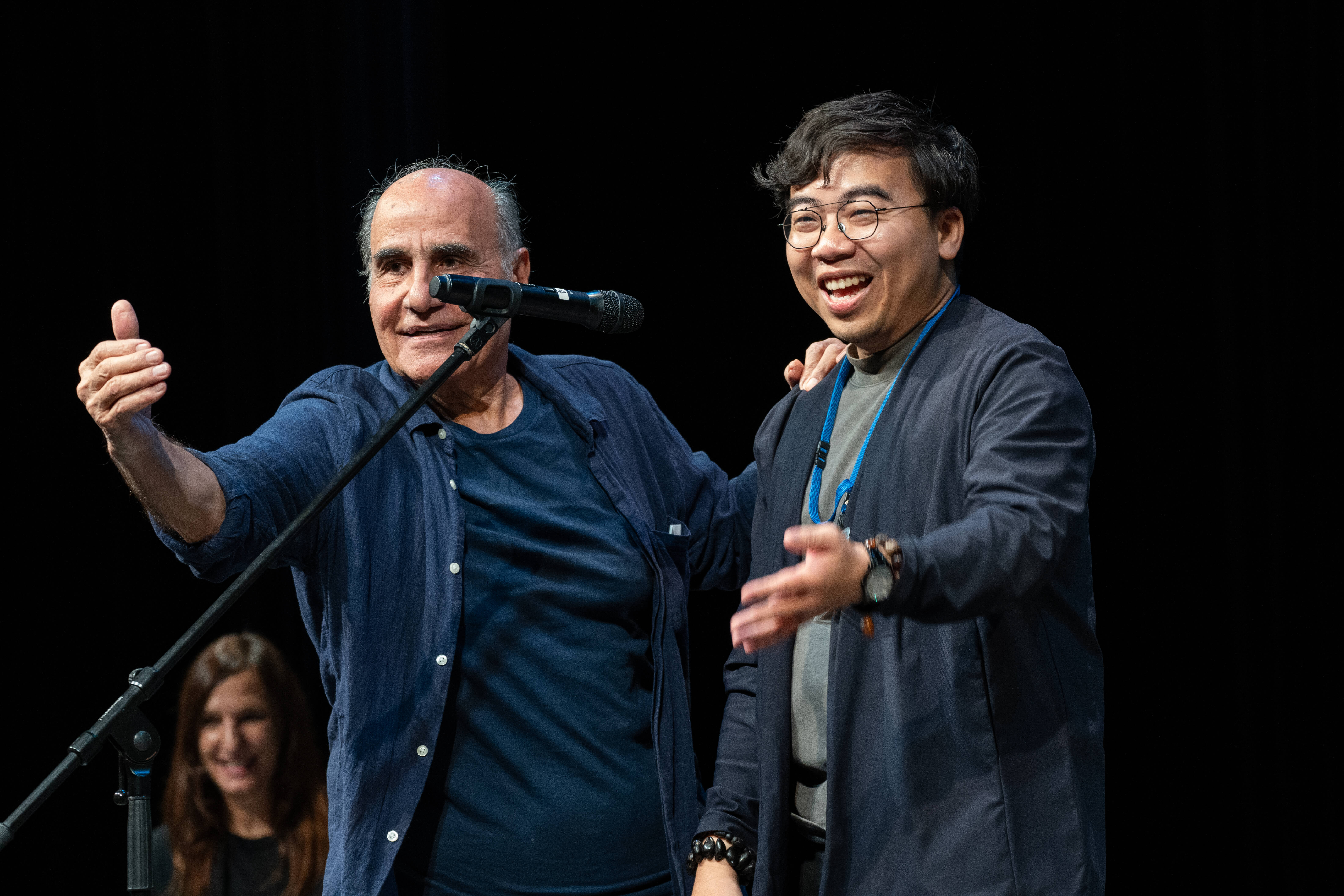 Cinema at Sea閉幕儀式中電影節總監黃胤毓導演(右)與評審團主席阿米爾.納德李導演(左)。