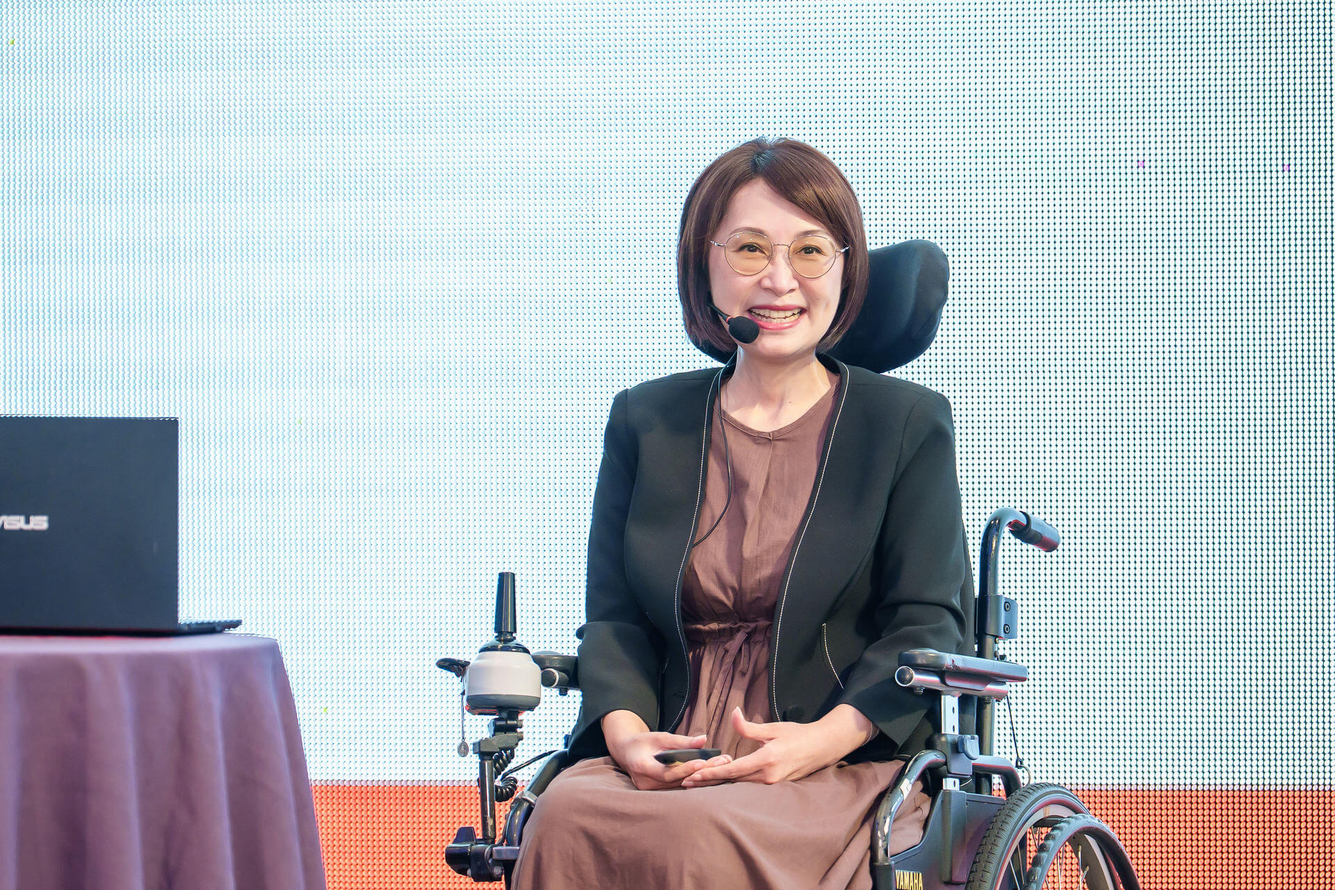 基隆社會處處長楊玉欣於2026嘉新兆福文化基金會獎學金頒獎典禮現場演講。
